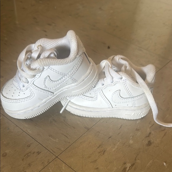 Nike Kids White Sneakers - Picture 6 of 7